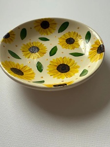 Assiette à pâtes en céramique artisanale avec motif tournesol éclatant, bord large et élégance artistique pour la table - Product Image 3