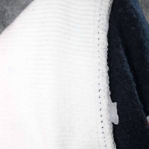 Sweat-shirt à col montant bleu foncé et blanc avec lettrage frontal gris en relief, manches longues, bordure contrastante sur les poignets et le bas, vêtement personnalisable avec logo - Product Image 2