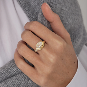 Anillo de Diamantes Hexagonal Ada de 3 CT, Anillo con Bisel de Diamantes Cultivados en Laboratorio, Anillo de Compromiso Moderno con Banda Pavé, Anillo de Oro Geométrico Único - Product Image 1