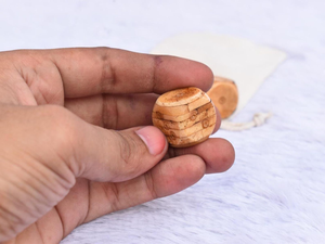 ชุดลูกเต๋าทำมือจากกระดูกสีธรรมชาติจาก FAIZA CRAFT เป็นมิตรกับสิ่งแวดล้อม เหมาะสำหรับเล่นลูโดและเกมกระดาน ของตกแต่งและสะสม สำหรับครอบครัวและเด็ก - Product Image 3