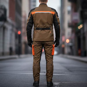 Combinaison textile de moto moderne, conçue pour les motards de tous les jours, avec des panneaux renforcés, un tissu confortable et un design tendance. - Product Image 4