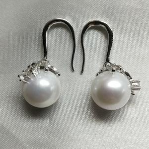 Pendientes de Plata 925 con Perlas de Agua Dulce Blancas Redondas de 11-12 mm, Diseño Básico Impecable con Ganchos para las Orejas - Product Image 3