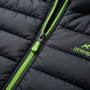 Veste matelassée d'hiver pour homme Custom One Apex, noire avec fermeture éclair verte, à capuche, légère et chaude, rembourrée en duvet - Product Image 6