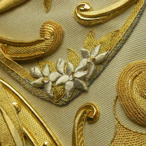 Broche Formal de Lujo para Mujer, Bordado a Mano, en Resina Beige Dorada, Personalizado para Bodas y Fiestas, OEM, para Todas las Temporadas - Product Image 4