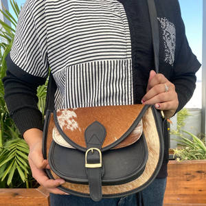 กระเป๋าหนังวัวแบบตะวันตกทรงกลมมีฝาปิดกระเป๋าหนังแท้แบบพรีเมี่ยมกระเป๋าหนังแท้แบบพิเศษสีดำและสีขาวสำหรับผู้หญิง - Product Image 3