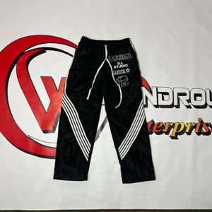 กางเกงวอร์มพิมพ์ลายทรงโอเวอร์ไซส์คุณภาพสูงสำหรับผู้ชาย กางเกงกันลมสะท้อนแสง ตกแต่งด้วยการปักลายไนลอน - Product Image 1