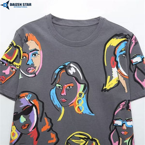 Camiseta de Manga Corta Gris para Hombre con Estampado de Caras Abstractas Coloridas, Cuello Redondo, Corte Regular Informal, 100% Algodón Jersey - Product Image 4