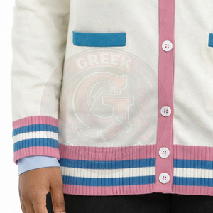 เสื้อคาร์ดิแกนมหาวิทยาลัยแจ็คแอนด์จิลแบบสั่งทำพิเศษ สีขาว เสื้อสเวตเตอร์ผู้หญิง ผ้าอะคริลิกพรีเมียม ถักลายเชนิลล์ ปักลายด้านหน้า ติดกระดุมแบบวาร์ซิตี้ - Product Image 6