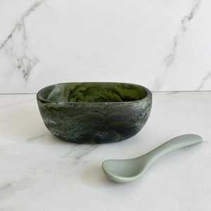 Bol de service en résine fini à la main avec ensemble de cuillères pour un style élégant de la maison, offrant une surface lisse et une beauté artistique - Product Image 6