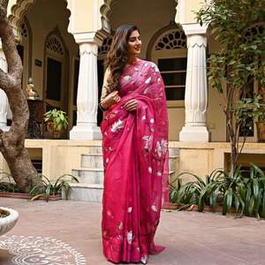 DISEÑADOR TABBY ORGANZA IMPRESIÓN DIGITAL SAREE CON BLUSA SIN COSTAR ROJO - Product Image 1