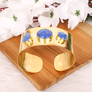 Brazalete Contemporáneo con Gema de Calcedonia Azul |   Joyería de Latón Chapada en Oro para Mujer - Product Image 3