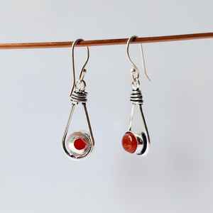 ต่างหูเงินแท้ชุบทองประดับคาร์เนเลียน ของขวัญสำหรับผู้หญิงในโอกาสพิเศษ ดีไซน์หรูหรา - Product Image 2