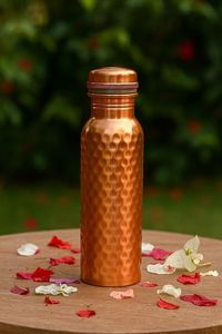 Botella de agua de cobre que se convierte en parte de la vida diaria, creando una conexión personal a través del uso constante y la hidratación familiar. - Product Image 3