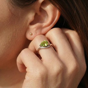 Anillo de Plata de Ley con Peridoto Natural en Engaste de Bisel Cristiano, Diseño Bypass, Piedra de Nacimiento de Agosto, Regalo Delicado de Cumpleaños para Ella - Product Image 3