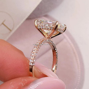 Anillo de Eternidad de Oro Sólido de 14K con Diamantes Cultivados en Laboratorio con Certificación IGI de RB Gems, Corte Brillante, Piedras Laterales de Moissanita - Product Image 1