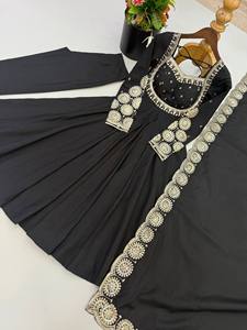 Elegante Conjunto de Tres Piezas de Diseño Anarkali con Bordado de Seda Romana y Lentejuelas para Vestido y Pantalón con Dupatta Elástica hasta el Suelo - Product Image 6