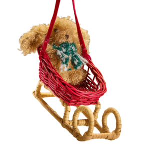 Adorno navideño de invierno con trineo de ratán, cesta roja tejida y oso de peluche esponjoso para colgar. - Product Image 1