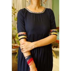 Conjunto de Traje para Mujer en Azul Prusia, Talla XS, con Apliques de Gotta, Tela de Chifón y Rayón - Product Image 5