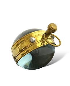 Presse-papier élégant en laiton et verre avec design décoratif artistique pour bureau, table d'étude et présentation décorative - Product Image 2