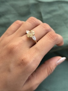 Bague en diamant taille ovale or jaune 14 carats, diamant de laboratoire certifié IGI, joaillerie fine, éclat radieux, fiançailles, mariage, beauté intemporelle - Product Image 5