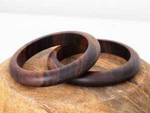 ชุดกำไลข้อมือไม้ทำมือสุดหรู ดีไซน์แรงบันดาลใจจากสังเกรีย ประดับด้วยชิปทองเหลือง ตกแต่งด้วยงานฝีมือประณีต - Product Image 1