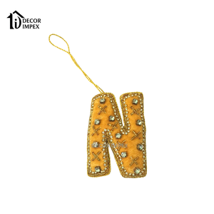 Décorations de Noël de haute qualité avec monogramme, ornement personnalisé en velours perlé et satin brodé - Product Image 2