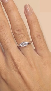 Bague minimaliste 2,00 CT en diamant de laboratoire taille marquise East West, certifiée IGI, cadeau de fiançailles et d'anniversaire pour elle, à porter au quotidien - Product Image 2