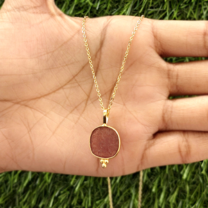 Collier pendentif floral sculpté à la main en amazonite naturelle et quartz cerise, plaqué or 18 carats, pierres semi-précieuses en forme de coussin - Product Image 6