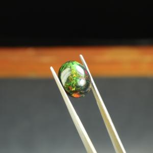 พลอยโอปอลสีดำธรรมชาติทรงรีขนาด 6.55 กะรัต ขัดเงา พร้อมแสงเล่นสี/แสงไฟ สำหรับทำเครื่องประดับ ขนาด 15x12 มม. - Product Image 2