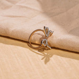Elegante Anillo de Diamantes con Forma de Mariposa en Acabado Dorado – Diseño Abierto Delicado, Piedras Brillantes, Joyería Ajustable - Product Image 3