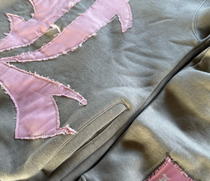 Ensemble de survêtement streetwear pour homme gris et rose avec appliqué, sweat à capuche et pantalon de survêtement à manches longues, coupe ample avec cordon de serrage, automne, adulte - Product Image 5