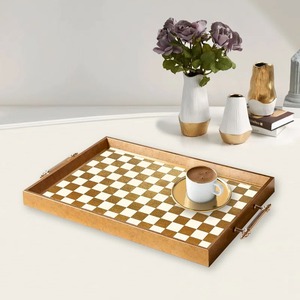 Plateau en métal haut de gamme avec un design à carreaux dorés et blancs, parfait pour servir des aliments, des boissons et présenter sur la table, en provenance d'Inde. - Product Image 1