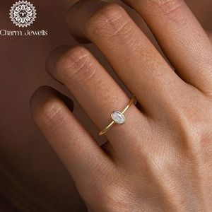 แหวนหมั้นผู้หญิง Charm_Jewells ชุบทองคำขาว 18K ประดับเพชรโมอิสซาไนต์ทรงคุชชั่น ดีไซน์คลาสสิกแบบหนามเตย - Product Image 5
