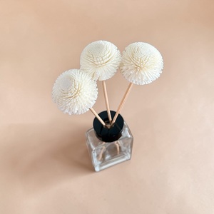 Fleur en bois de Sola VADEE, artisanale, durable, modèle VDXXX-085, plante Sesbania, type chrysanthème neige. - Product Image 1