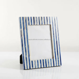 Marco de Fotos de Madera Hecho a Mano con Rayas Horizontales Azules y Marfil, Ecológico, para Decoración de Mesa Elegante y Regalos - Product Image 1