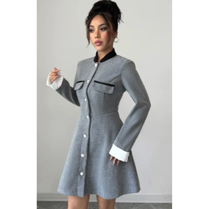 Robe courte en tweed gris à manches longues avec col et poignets contrastés, rangée verticale complète de boutons blancs fonctionnels ou décoratifs - Product Image 1