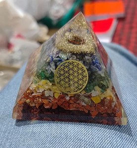 Pyramide d'orgonite sept chakras faite à la main, pyramide de méditation et de guérison en provenance d'Inde - Product Image 5