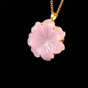 Collar con colgante de flor de calcedonia rosa natural para mujer, colgante floral de cristal de calcedonia tallado a mano, hecho a mano. - Product Image 3