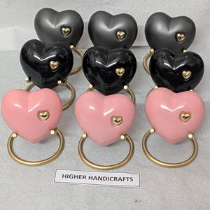 Urne funéraire décorative moderne en laiton, petite urne commémorative en forme de cœur avec support, vente en gros - Product Image 1