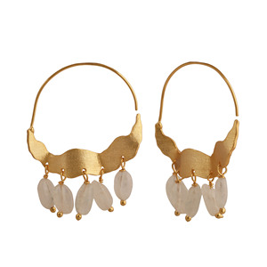 Boucles d'oreilles créoles en pierre de lune arc-en-ciel - Boucles d'oreilles créoles plaquées or - Bijoux bohèmes faits à la main - Cadeau pour femme - Product Image 4