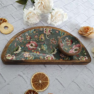 Bandeja de servir de madera esmaltada en forma de media luna con compartimento para salsa |   Tabla de Aperitivos de Doble Sección para Mesa - Product Image 5