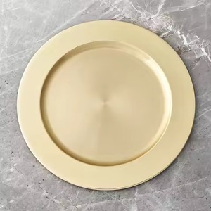 Assiette de service ronde en laiton, couleur unie, métal poli, design minimaliste pour la décoration de table. - Product Image 4