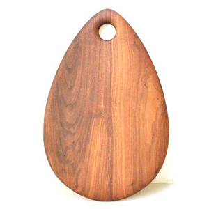 Planche à découper en bois unique en forme de larme, dotée de motifs de grain naturel riches et d'un trou supérieur intégré pour couper les légumes - Product Image 3