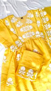 Hermoso Conjunto de Kurti Largo Recto de Seda Romana con Bordado de Cadena de Hilo Blanco y Trabajo Butta, y Pantalón a Juego - Suministro al por Mayor - Product Image 6