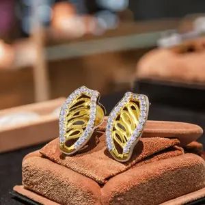 ต่างหูแบบหนีบ 18K ทองคำ ประดับเพชร ได้รับการรับรองจาก BIS ดีไซน์เรขาคณิตทันสมัย เหมาะสำหรับเป็นของขวัญ - Product Image 1