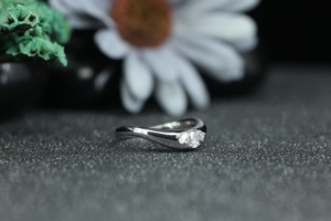 Bague de fiançailles en moissanite en forme de poire, 3 pierres, argent 925 plaqué rhodium, bague de mariage minimaliste pour femmes - Product Image 3