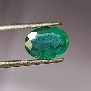 Émeraude naturelle zambienne de 1,55 carat, taille ovale facettée, pierre précieuse non montée - Product Image 1