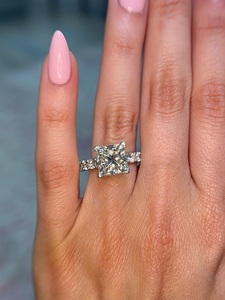 Anillo de compromiso con banda pavé de diamantes cultivados en laboratorio, corte princesa, 6 quilates, certificado IGI - Product Image 1