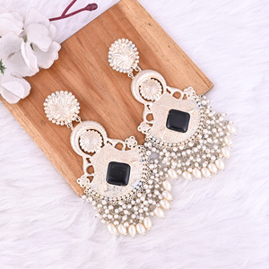 Pendientes Colgantes de Diseño Étnico en Plata Alemana con Ónix Negro y Perla - Product Image 3