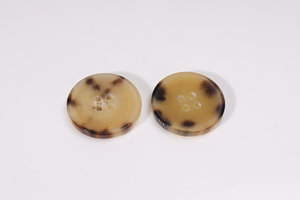 กระดุมหัวเข็มขัด 4 รู ทำจากเขาสัตว์เย็บมือ สีธรรมชาติ สำหรับเสื้อเชิ้ตหรือเสื้อสเวตเตอร์ งานฝีมือธรรมชาติ - Product Image 5